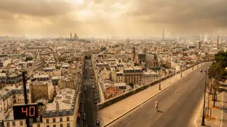 Ville française sous un ciel voilé et chaleur écrasante