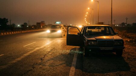 Voiture en panne la nuit sur une autoroute déserte
