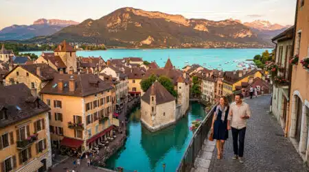 Vue aérienne d'Annecy avec son lac et les Alpes