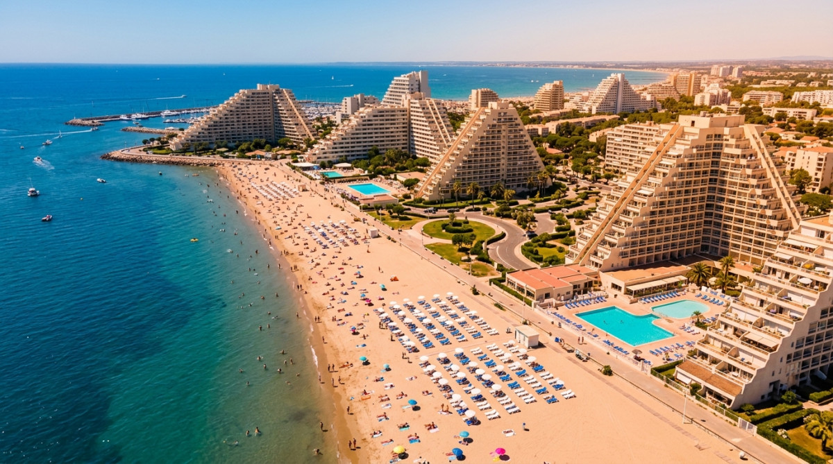Vue aérienne de La Grande-Motte et sa plage aménagée en 2026
