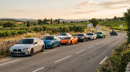 Convoi de voitures de sport britanniques sur route française