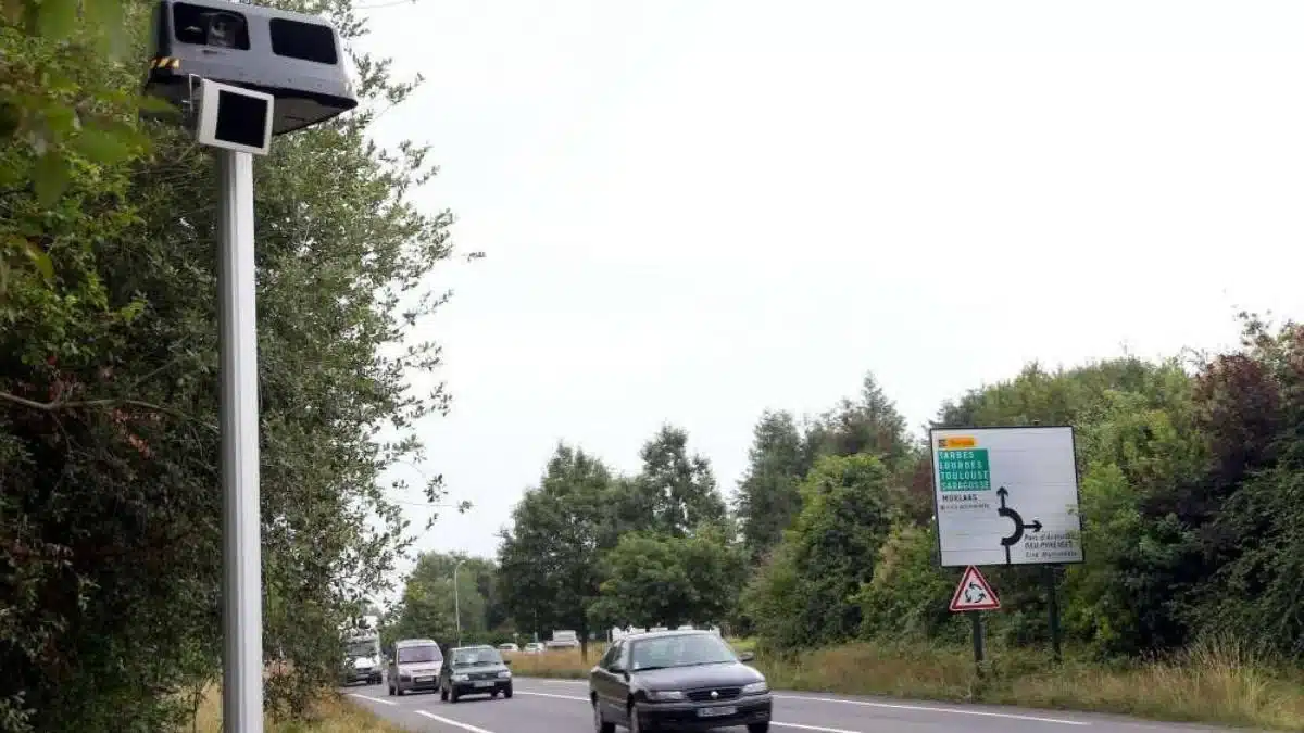 135 € d'amende : ce nouveau radar dernier cri flashe dans les deux sens et personne n'y échappe
