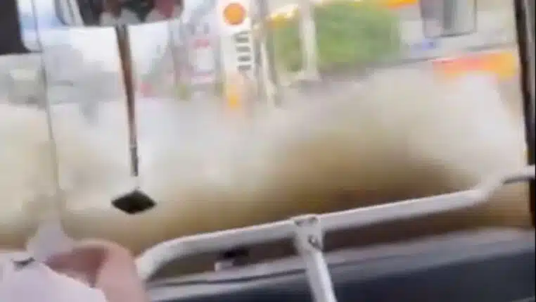 Aux Philippines, de fortes inondations perturbent la vie quotidienne à Mandaue City (vidéo)
