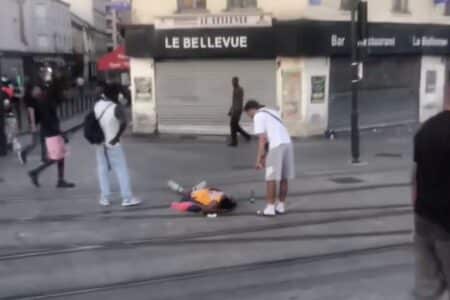 Homme allongé sur les rails du tram