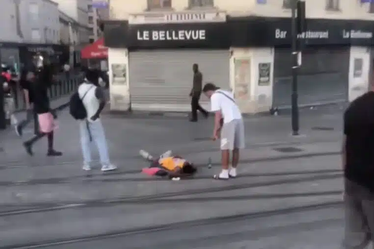 Homme allongé sur les rails du tram