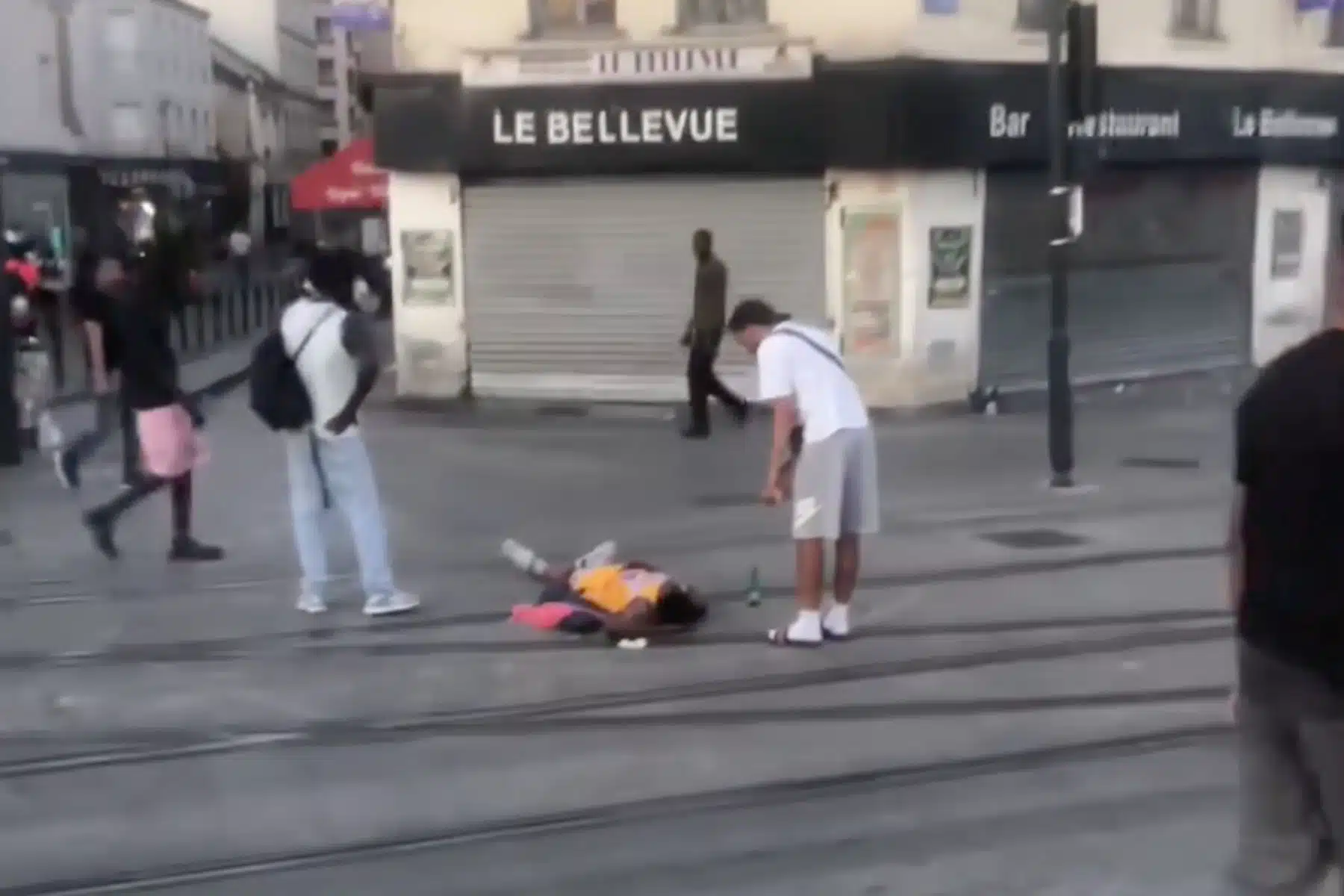 Homme allongé sur les rails du tram