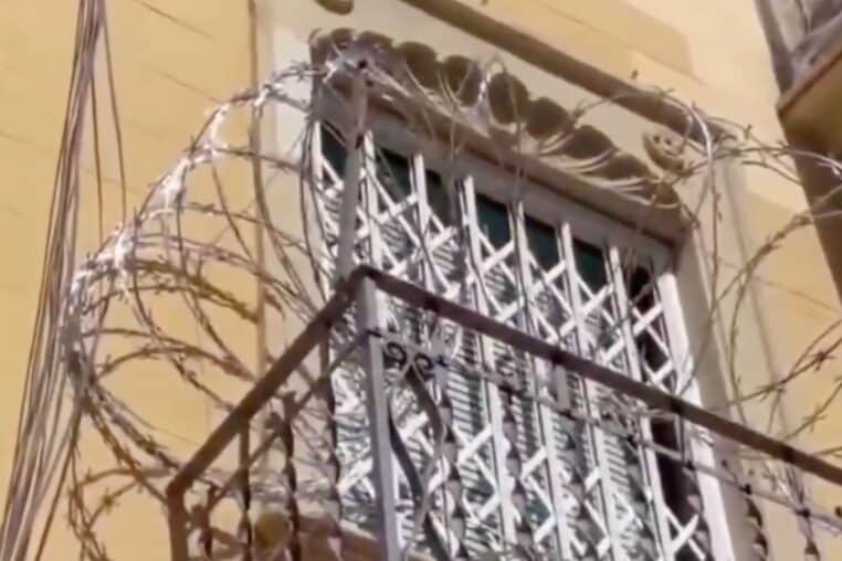 Balcon barbelé