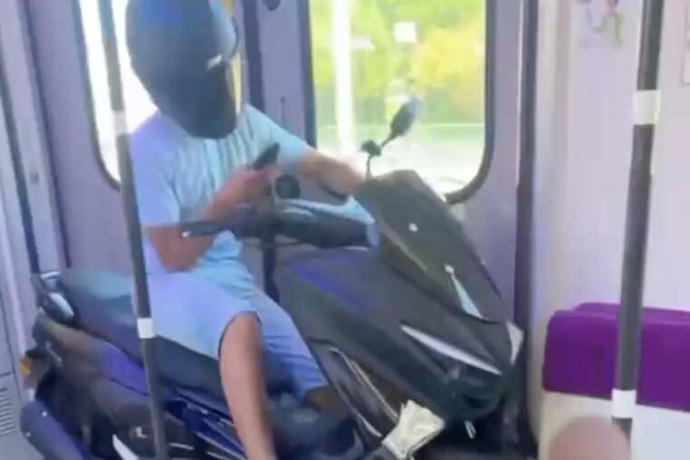 Il monte dans le RER avec son scooter (vidéo)