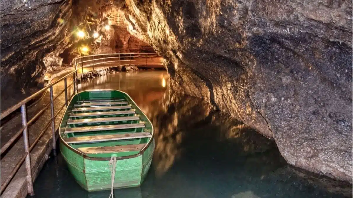 À 1h45 de Lille, ces grottes cachent la plus longue balade en bateau souterraine d'Europe