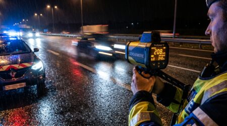 Radar de vitesse affichant une allure extrême sur autoroute nocturne