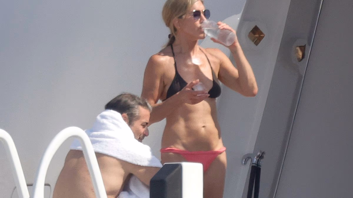 À 57 ans, Jennifer Aniston affiche un corps qui fait taire les critiques sur un yacht à Majorque
