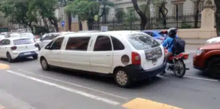 À Buenos Aires, ce Citroën Xsara Picasso a été transformé en limousine de 7 mètres et fait fureur