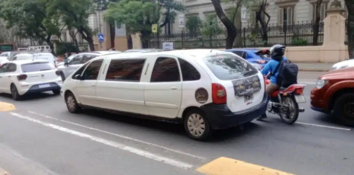 À Buenos Aires, ce Citroën Xsara Picasso a été transformé en limousine de 7 mètres et fait fureur