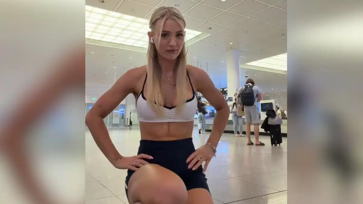 À l'embarquement, une hôtesse lui lance : « Vous êtes quasiment nue » à cause de sa tenue de sport