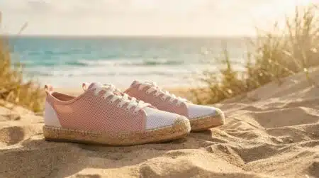 Chaussures espadrilles roses posées sur le sable de plage