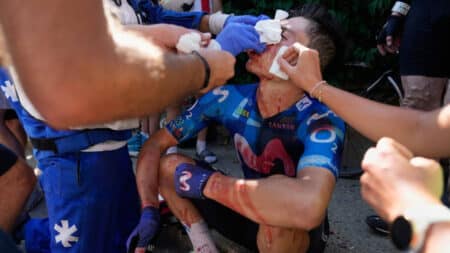 Alpe d'Huez : le Colombien Einer Rubio percute une voiture à l'arrêt et quitte le Tour de France en sang
