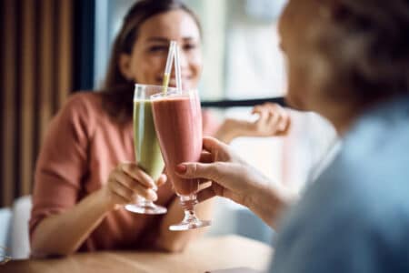 Après 65 ans, cette boisson stoppe la fonte musculaire selon une praticienne en nutrition