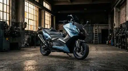 Scooter maxi noir et bleu aux lignes sportives futuristes