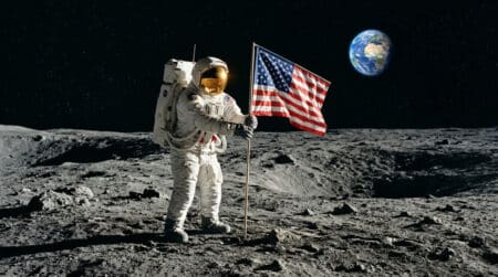 Astronaute posant le pied sur la surface lunaire en 1969