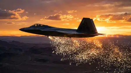 Avion de chasse larguant un nuage de chaff métallique
