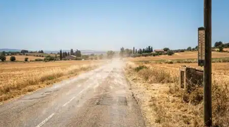 Route de campagne déformée par la chaleur intense