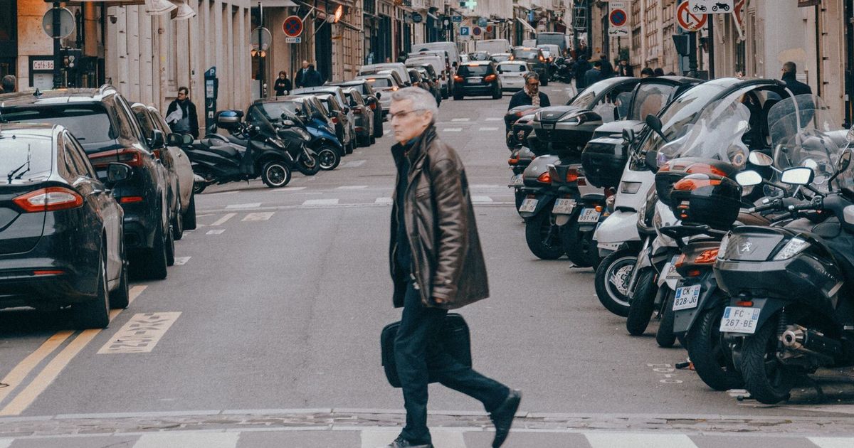 Ce geste que vous faites en traversant la rue en dit bien plus long qu'un simple merci