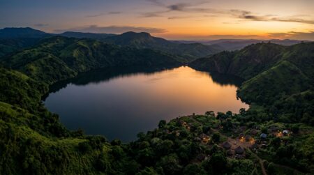 Lac volcanique paisible au Cameroun au coucher du soleil