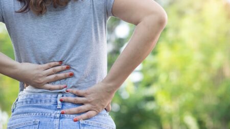 Ce mal de dos qui traverse le ventre est le symptôme du cancer du pancréas que les médecins voient trop tard
