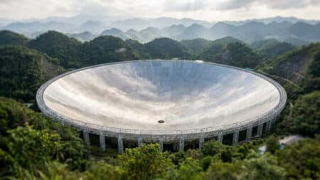 Ce miroir géant de 500 mètres niché dans une vallée chinoise devient aveugle à cause d'un simple micro-ondes