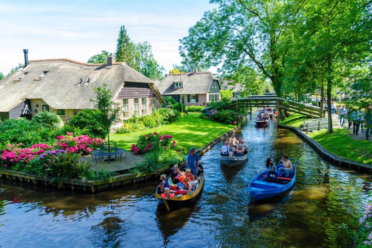 Ce village hollandais sans route, avec 176 ponts en bois, élu 2e plus beau du monde en 2026