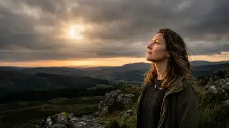 Femme pensive sous un ciel d'éclipse doré