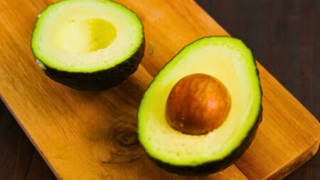 Cette astuce à l'huile d'olive garde vos avocats verts 5 jours de plus au frigo