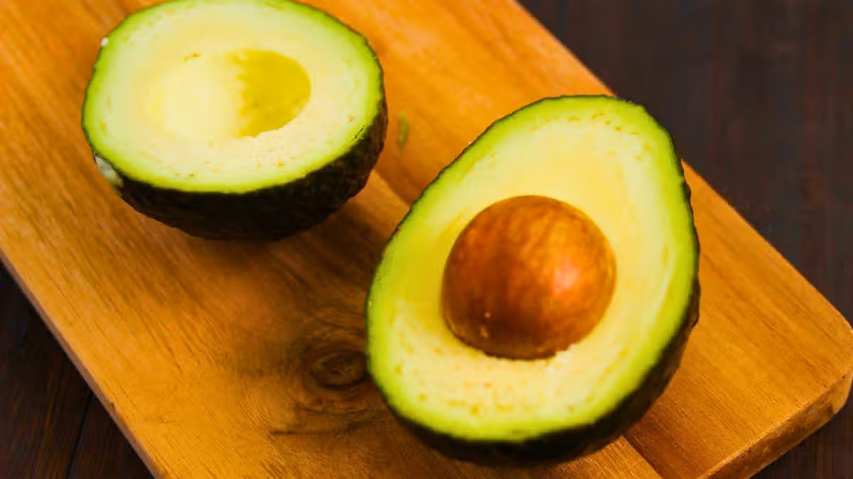 Cette astuce à l'huile d'olive garde vos avocats verts 5 jours de plus au frigo