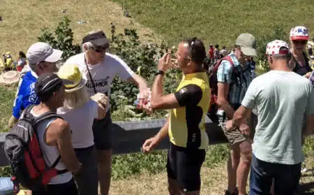 Cette bagarre pour un porte-clé de la caravane du Tour de France choque avant l'Alpe d'Huez