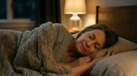 Personne endormie paisiblement dans une chambre tamisée