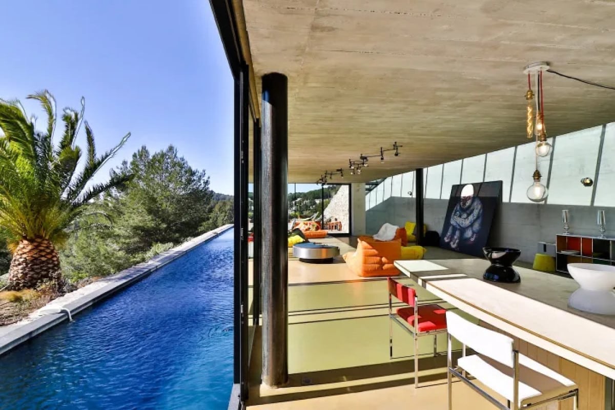 Cette villa creusée dans la roche cache une piscine aquarium de 28 mètres, et elle se visite en France