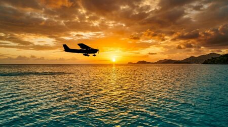 Avion privé survolant les eaux des Bahamas au coucher du soleil