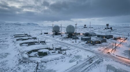Base militaire arctique avec positions de défense vides