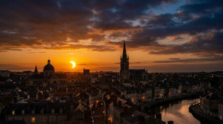 Ciel crépusculaire avec éclipse solaire partielle sur ville française