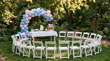 Décorations de fête de naissance abandonnées dans un jardin
