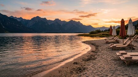 Plage de sable fin au bord du lac Léman au coucher du soleil
