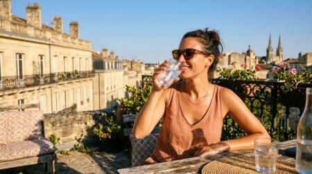 Femme se protégeant du soleil intense à Bordeaux