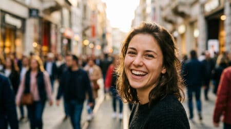 Femme souriant spontanément à un inconnu dans la rue