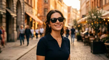 Femme souriante portant des lunettes de soleil Wayfarer noires