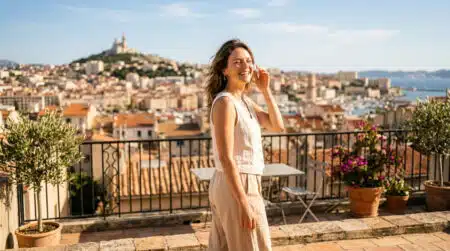 Femme sur une terrasse ensoleillée à Marseille en été