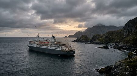 Navire de croisière ancré près d'une côte rocheuse
