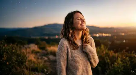 Femme souriante sous une lumière dorée mystique