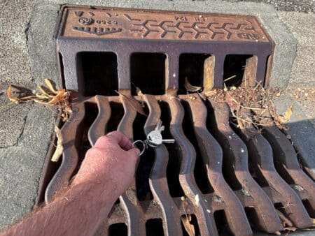 Il coince sa tête dans une bouche d'égout en cherchant ses clés et meurt près de Strasbourg