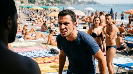 Serviette de plage abandonnée sur le sable au crépuscule