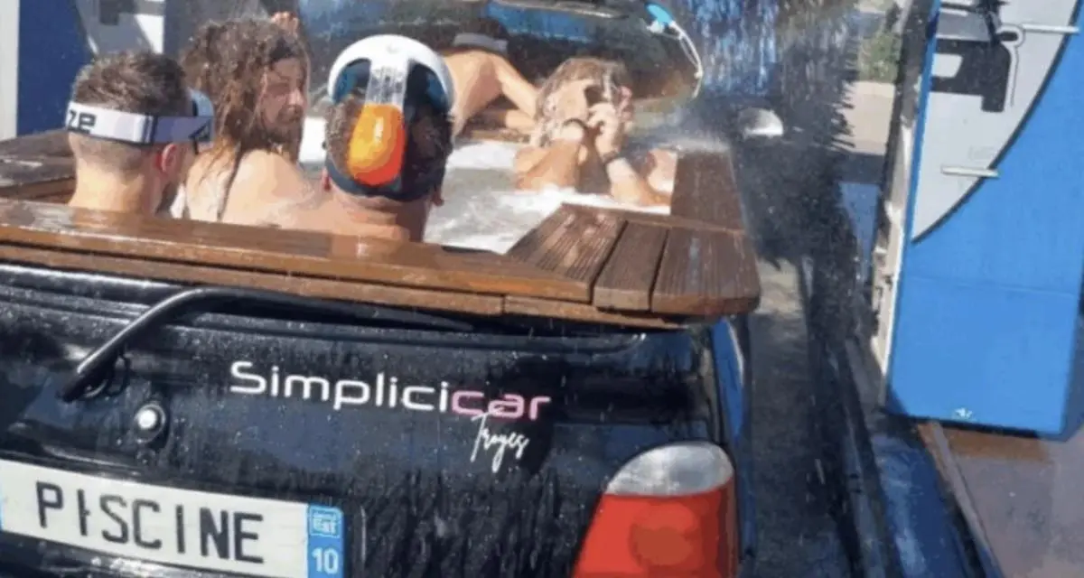 Il fait 40°C sur les routes : ce conducteur installe une vraie piscine sur le toit de sa Twingo